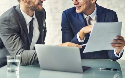 2 hombres comentando un documento